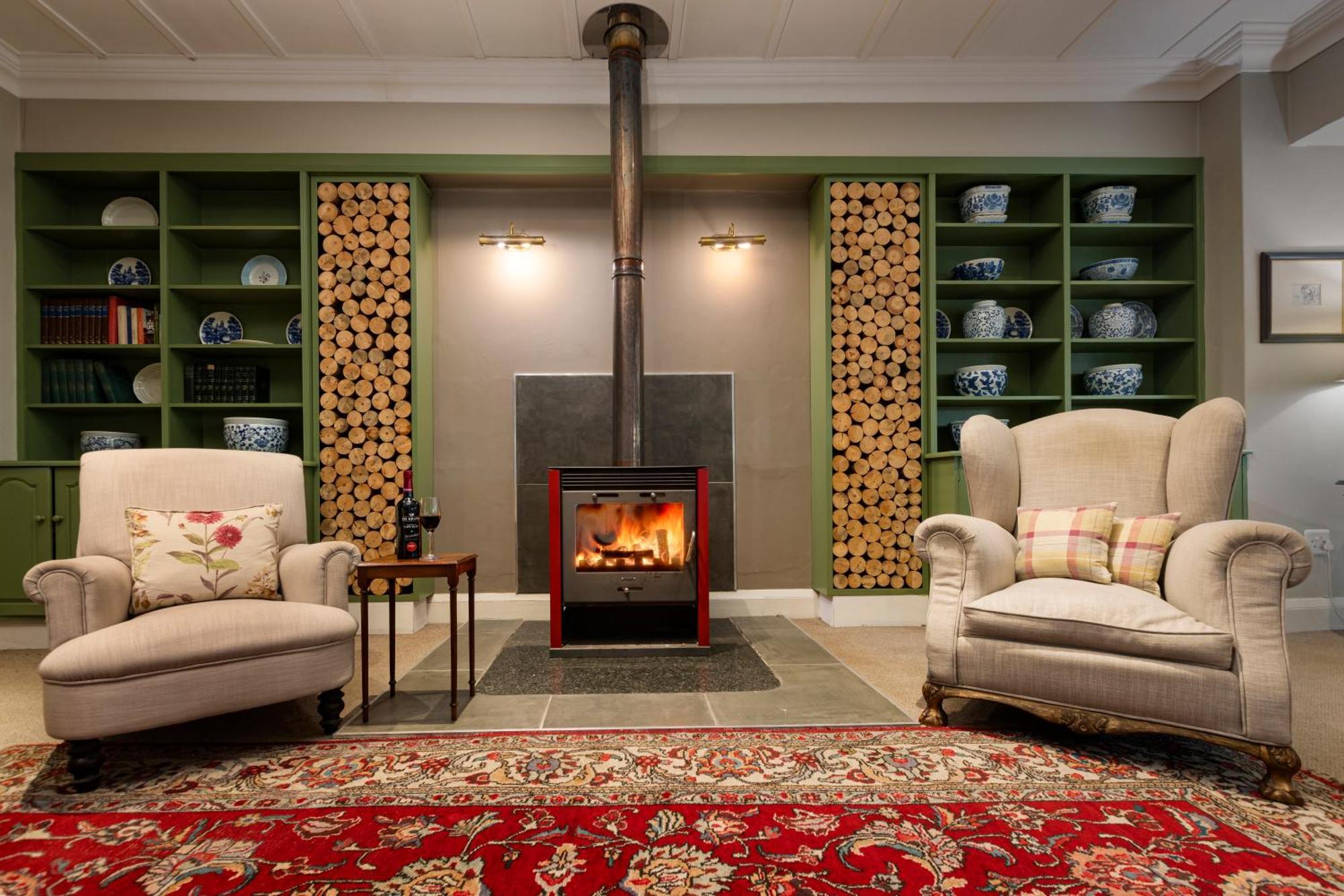 Queen's By Bon Oudtshoorn